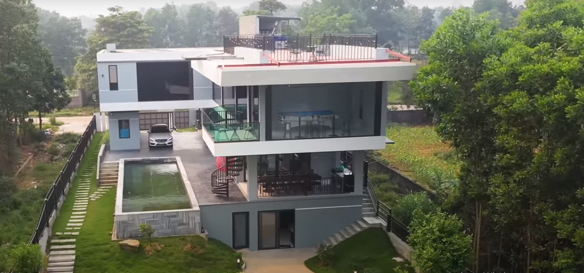 Xuất hiện trên kênh NhaF mới đây, căn biệt thự có diện tích lên tới 1.000m2 thu hút sự chú ý của khán giả bởi thiết kế hiện đại và chi phí xây dựng lên tới 11 tỷ đồng.