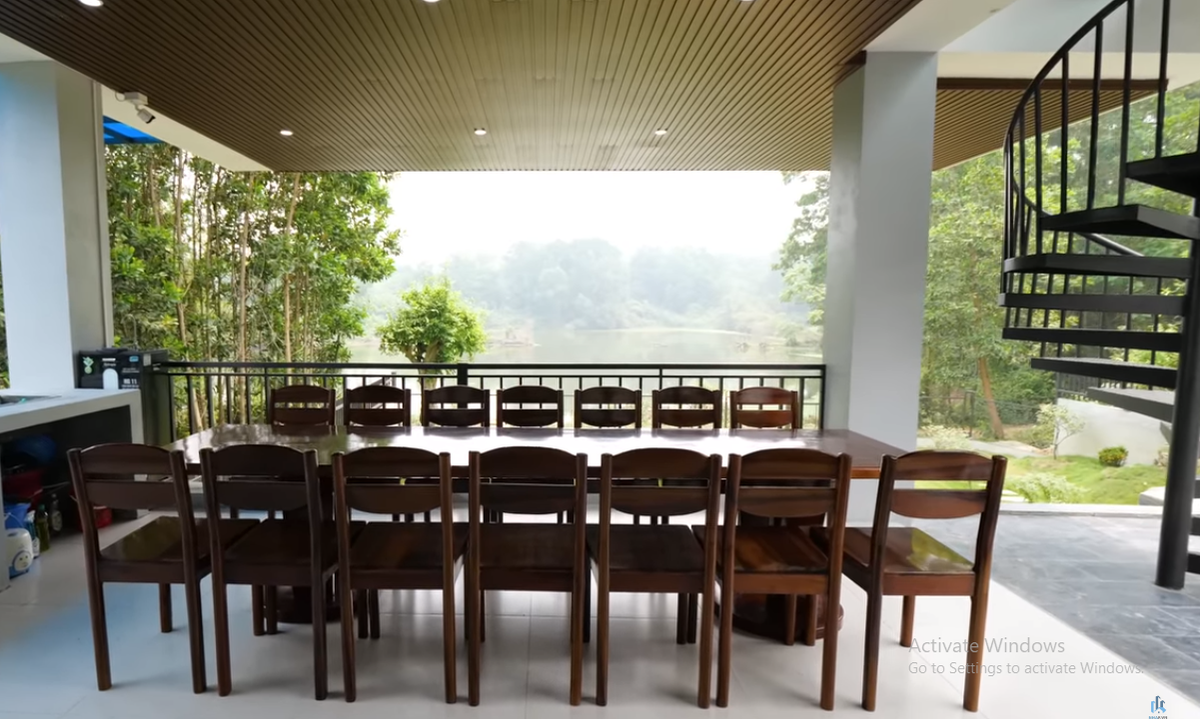 Không chỉ có bàn ăn bên trong, phía ngoài căn nhà còn có một bàn ăn lớn, thoải mái cho gia chủ tiếp khách vào mỗi dịp cuối tuần.