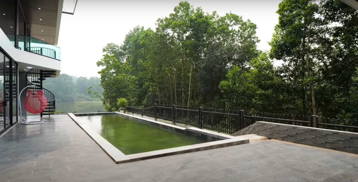 Do diện tích khu đất lên tới cả nghìn mét vuông nên khu vườn rất rộng. Bên ngoài biệt thự có bể bơi lớn cho cả gia đình thư giãn.