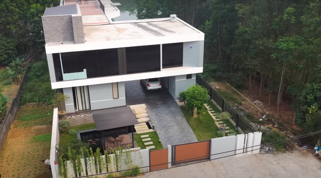 Ngôi nhà được bao bọc bởi rất nhiều cây xanh.