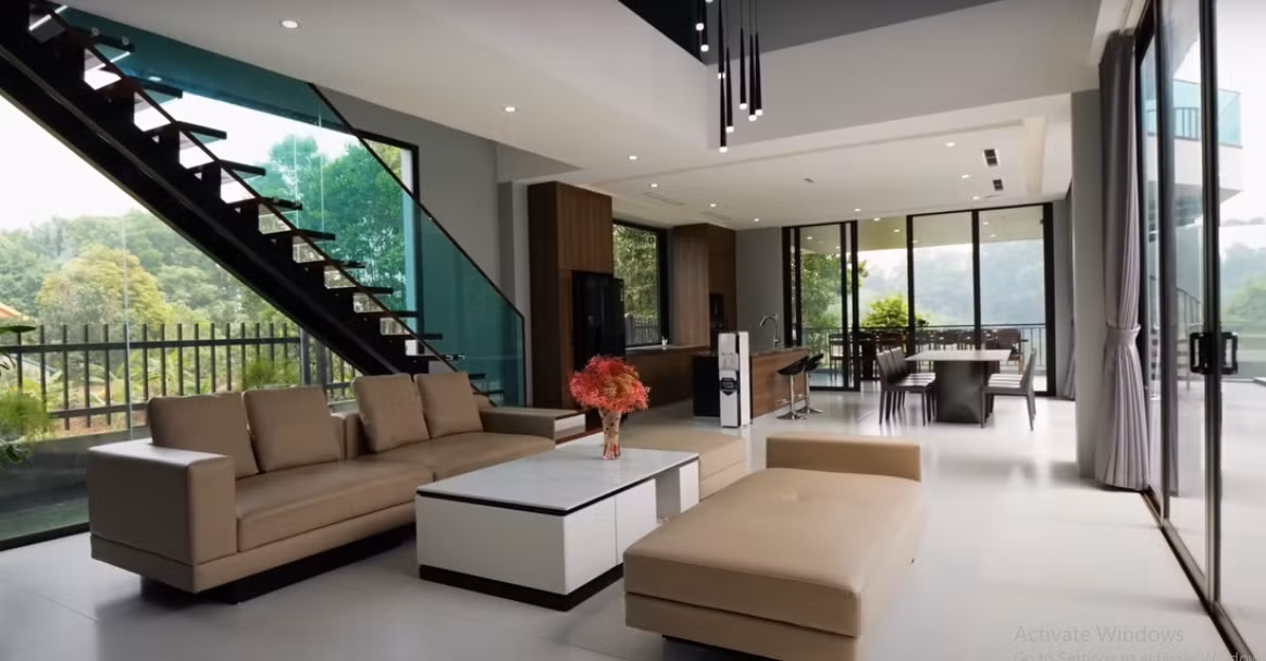 Phòng khách thiết kế thông tầng, rất rộng rãi.