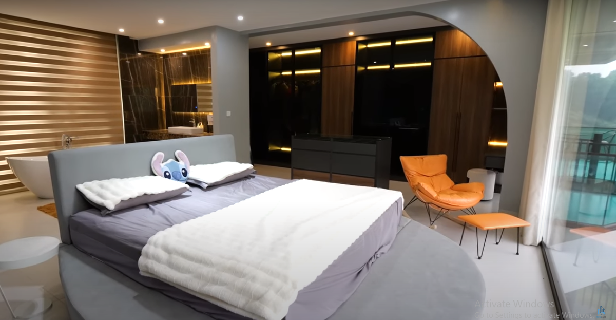 Phòng ngủ master rộng hơn 40m2, có view toàn cảnh núi rừng và thiết kế không vách ngăn với khu vực bồn rửa và bồn tắm.