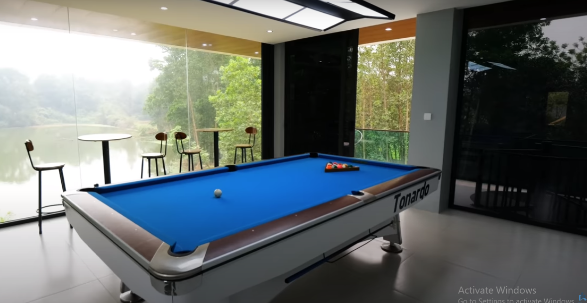 Không gian tầng 2 thoáng đãng với tầm view đẹp mắt.