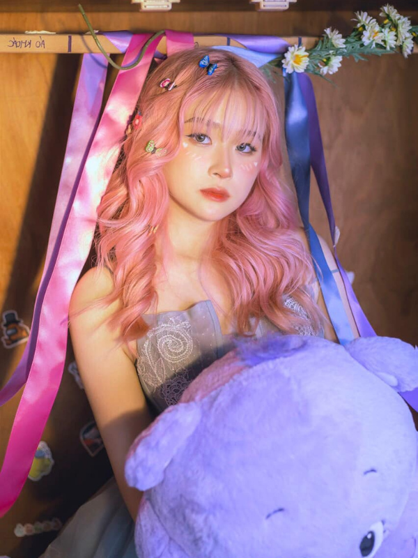 Chao (tên thật Châu Anh, sinh năm 2003) được biết đến là một trong những rich kid Gen Z đình đám nhất nhì hiện nay. Ngoài gia đình khá giả, Chao còn tự kinh doanh từ thời còn đi học để kiếm thêm.