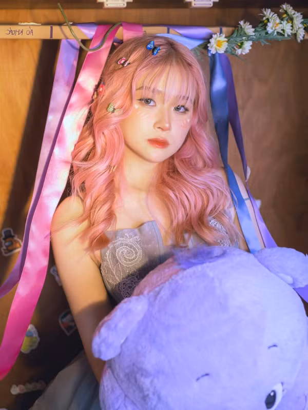 Chao (tên thật Châu Anh, sinh năm 2003) được biết đến là một trong những rich kid Gen Z đình đám nhất nhì hiện nay. Ngoài gia đình khá giả, Chao còn tự kinh doanh từ thời còn đi học để kiếm thêm.