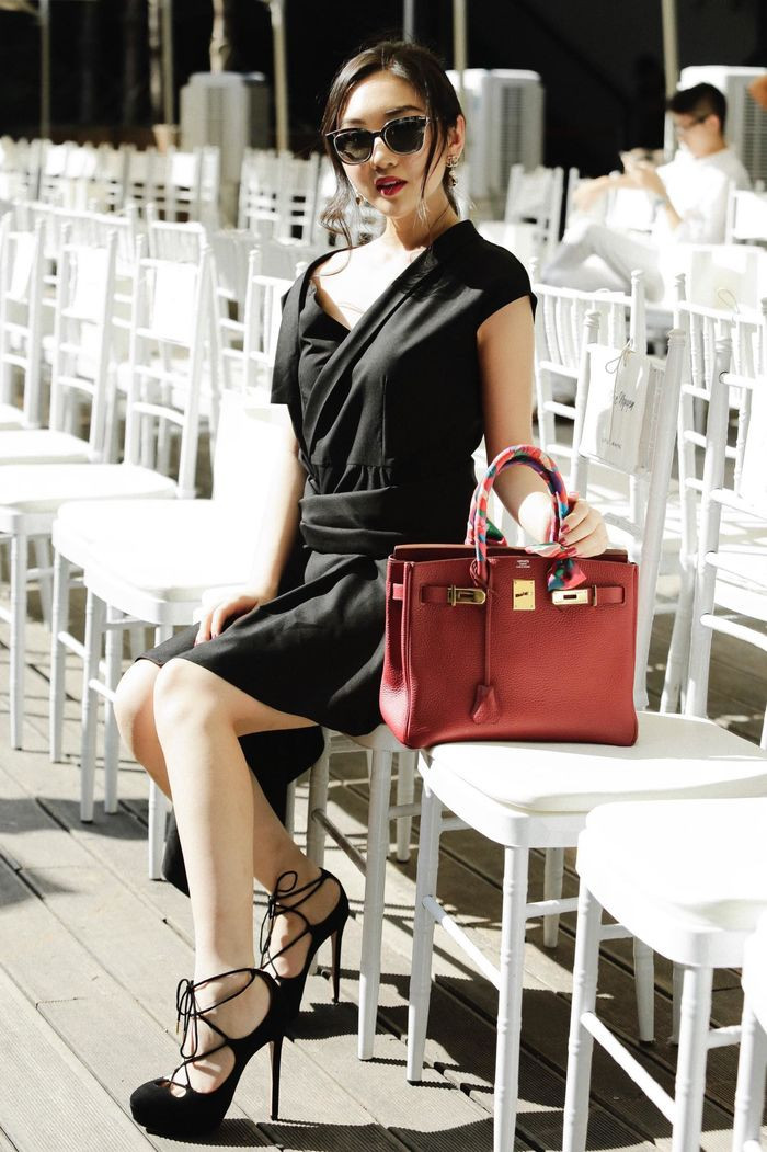 Chloe Nguyễn cũng là một trong những rich kid Việt có sở thích đập hộp hàng hiệu. Chloe thường xuyên đăng tải những clip sưu tầm và bảo quản đồ hiệu trên mạng xã hội.