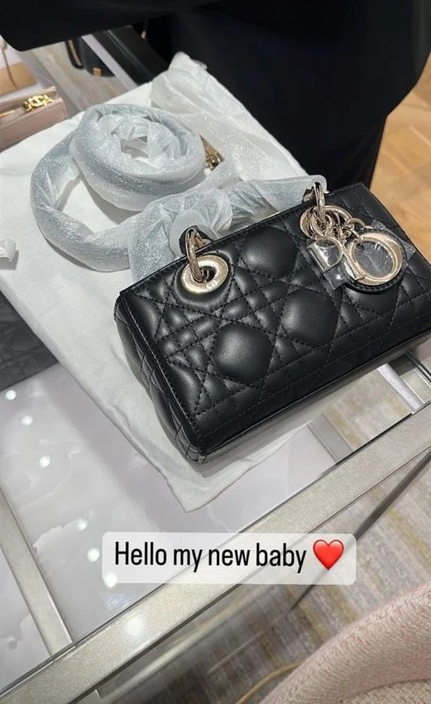 Joyce Phạm mạnh tay "tậu" bộ 4 chiếc túi Telfar với 4 màu khác nhau để xách đi chơi Tết.