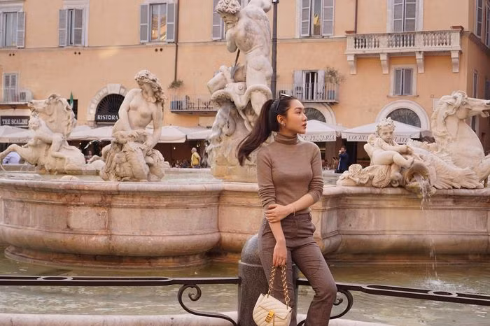 Trong lần đi Pháp mới đây, Chloe Nguyễn quyết định chi 147 triệu đồng để sở hữu mẫu túi thuộc dòng Micro Lady Dior chỉ sau 10 phút đắn đo.