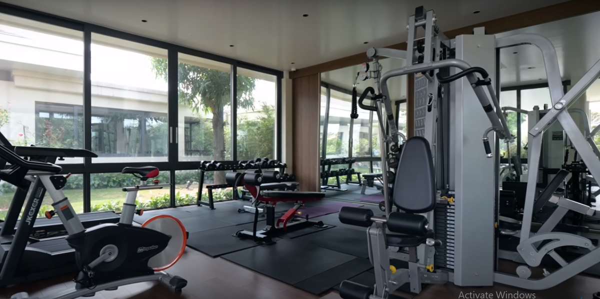 Ngoài ra, căn biệt thự còn có các phòng chức năng khác như phòng tập gym...