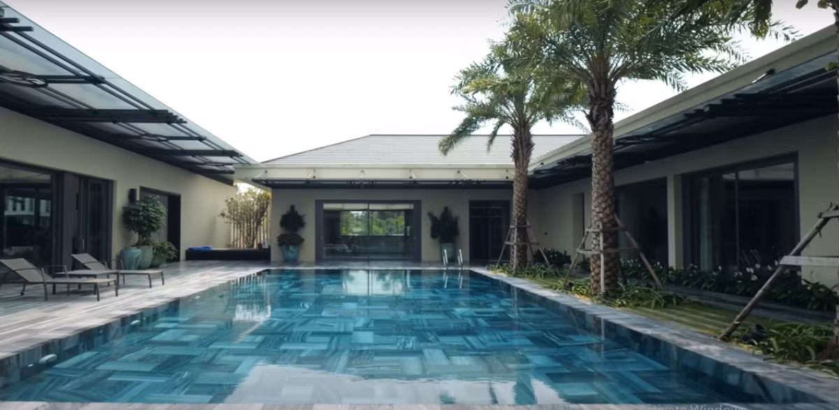 Mặc dù có diện tích rất rộng nhưng không gian để ở và sinh hoạt đều được thiết kế khoa học và hợp lý. Trái tim của công trình là khu vực bể bơi lớn.