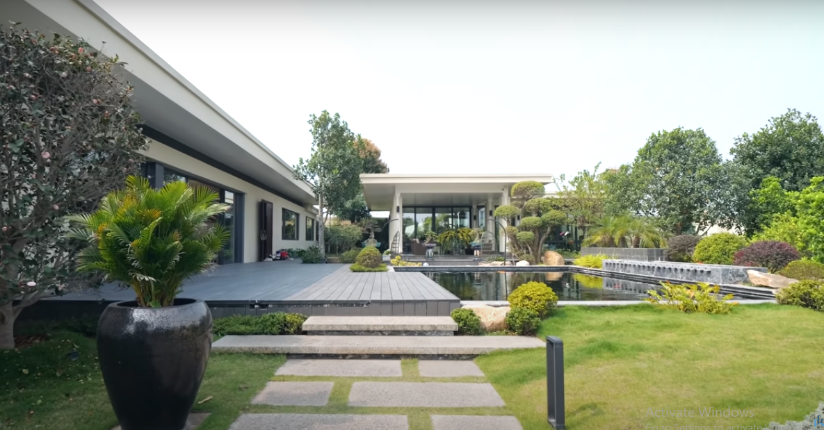 Biệt thự thiết kế 1 tầng nên khách đến đây có cảm giác như đang ở trong một khu resort hạng sang.