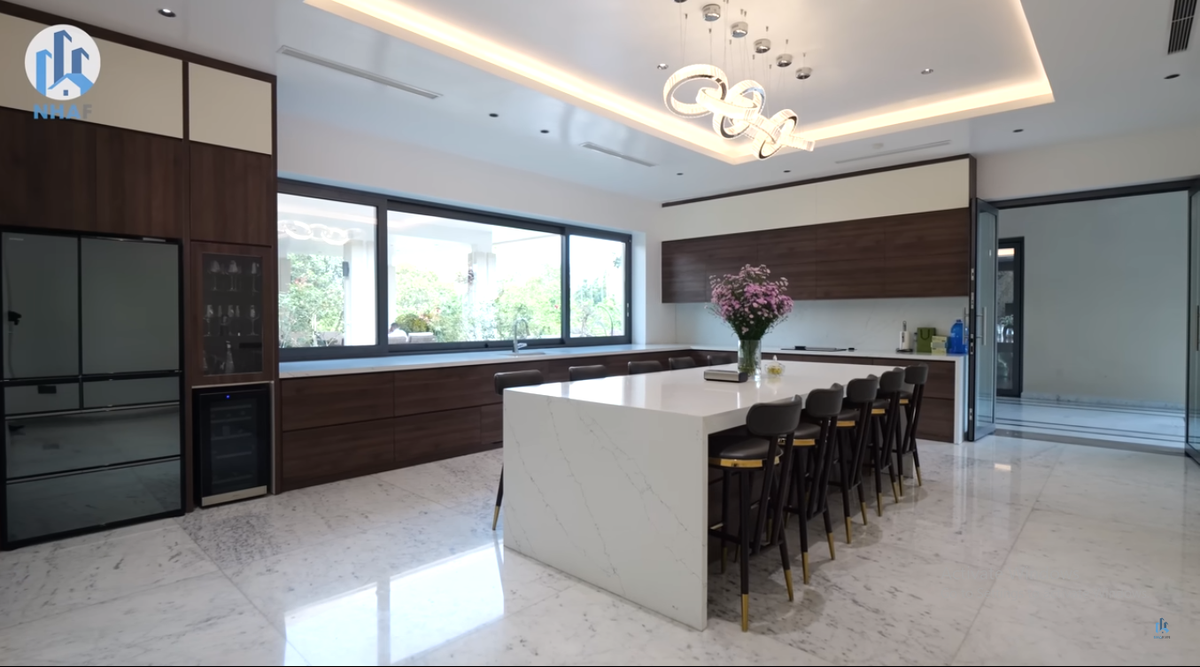 Phòng bếp rộng rãi với gam màu sáng chủ đạo.