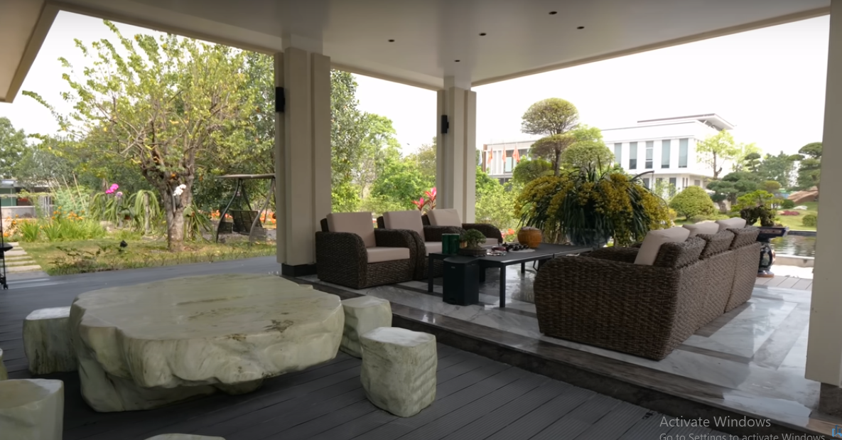 ... bàn trà ở ngoài trời và khoảng không gian sân vườn vô cùng rộng lớn.