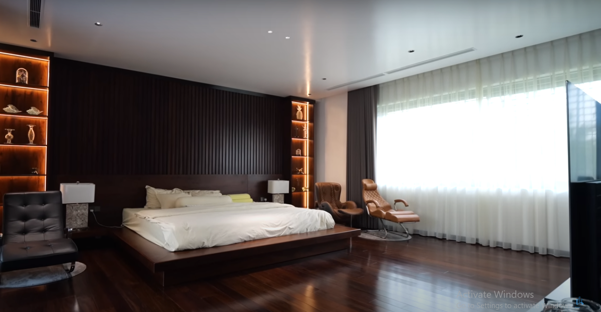 Phòng ngủ có diện tích lên tới 150m2, lớn hơn cả một căn hộ chung cư. Vật liệu đan xen giữa đá và gỗ nên phòng ngủ mang đến cảm giác vừa sang trọng vừa ấm cúng.