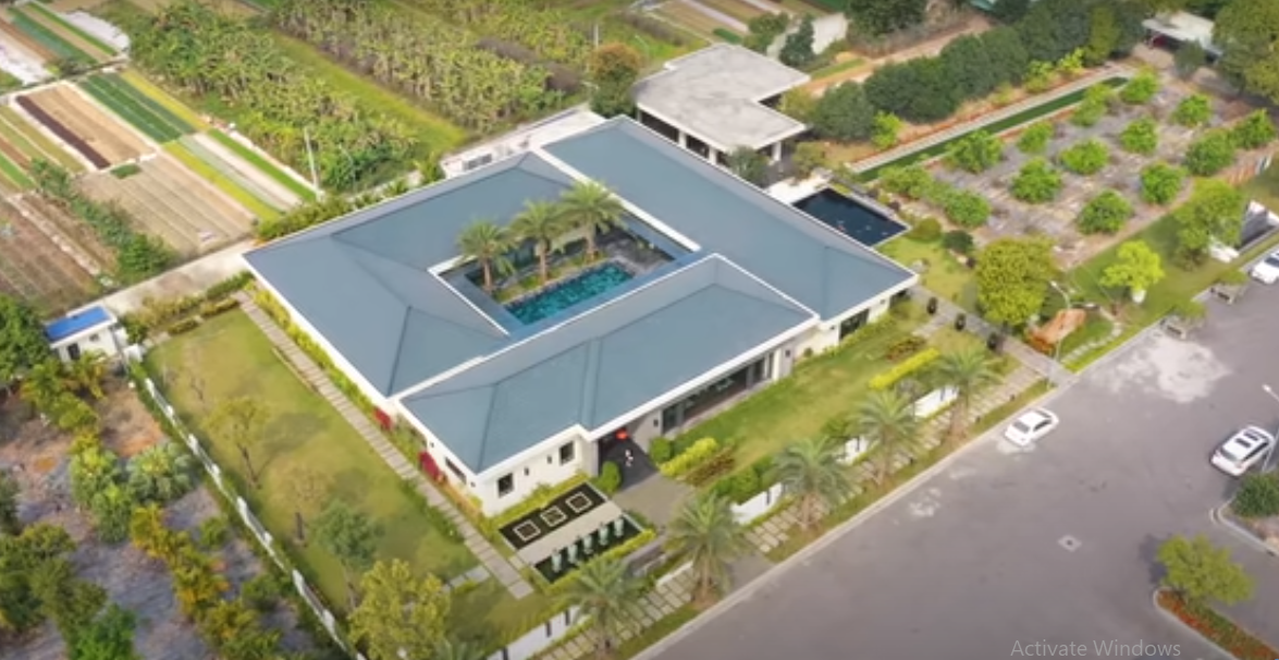 Mới đây, kênh YouTube NhaF giới thiệu một căn biệt thự "thẳng cánh cò bay" được xây dựng trên lô đất rộng trên 1ha, riêng diện tích xây dựng lên tới 1.500m2.