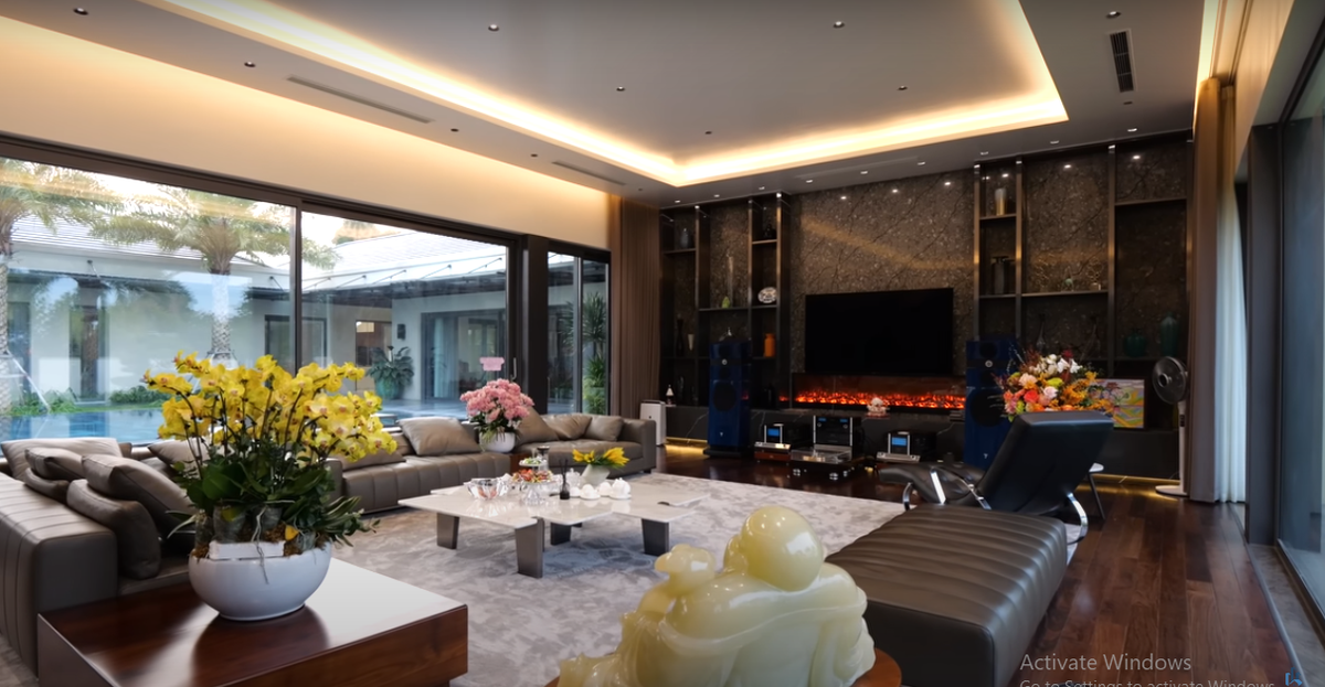 Phòng khách rộng tới 100m2, với bộ sofa có sức chứa lên tới hơn 10 người. Đặc biệt, tổng giá trị các thiết bị giải trí trong phòng khách gồm dàn loa, âm ly... khoảng 10 tỷ đồng.