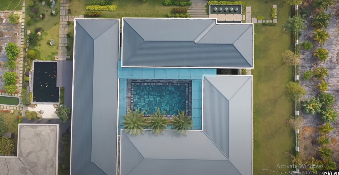 Phòng khách, bếp và phòng ăn được bố trí ở một bên. Trong khi đó, 4 phòng ngủ ở phía đối diện.