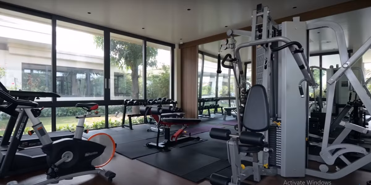 Ngoài ra, căn biệt thự còn có các phòng chức năng khác như phòng tập gym...