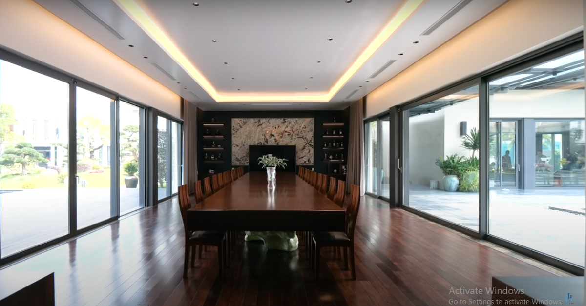 Không gian phòng ăn "khổng lồ" với điểm nhấn là chiếc bàn ăn bằng gỗ tự nhiên nguyên khối, đủ chỗ cho hơn 20 người.