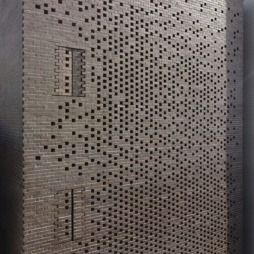 Căn nhà nổi bật với mặt tiền nhiều lỗ như một tấm màn gạch. Ý tưởng chiếc màn gạch được lấy cảm hướng từ lịch sử sản xuất gạch của địa phương, cùng với đề bài về một không gian thoáng nhưng riêng tư của gia chủ.