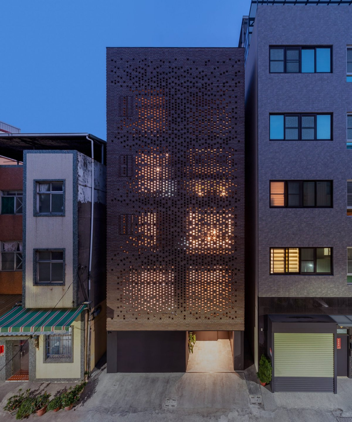 Theo công ty kiến trúc Paperfarm, mặt tiền bằng gạch của ngôi nhà còn gọi là "tấm màn che".