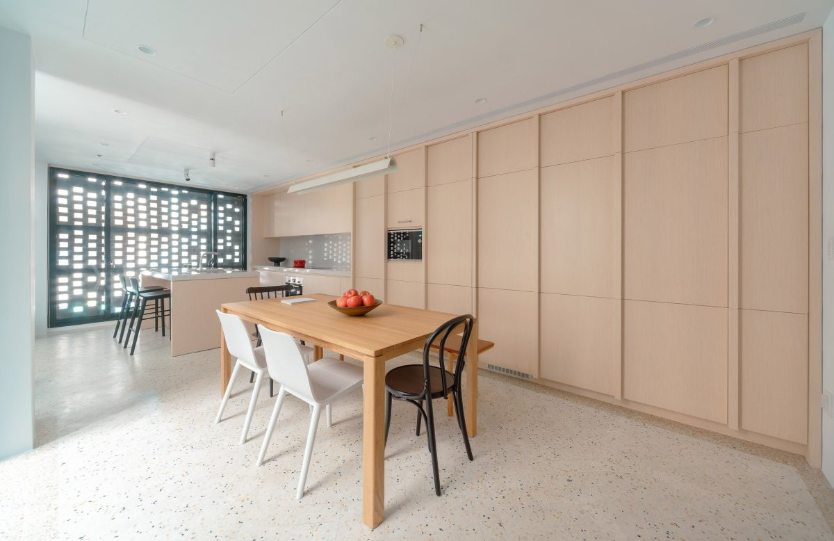 Nội thất trong nhà có tông màu giản dị để tập trung sự chú ý vào mặt tiền.