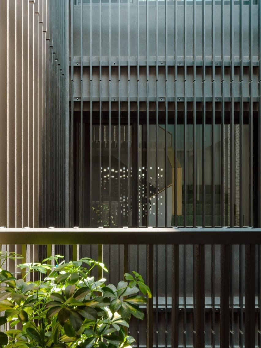 Giếng trời xuyên qua cả 4 tầng. Ở mỗi tầng có các ban công nhỏ nhìn ra giếng trời và khu vườn, bảo vệ vởi hệ thanh chắn bằng thép.