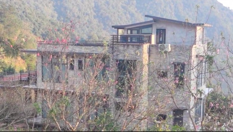 Cơ ngơi tại quê nhà của Hoàng Thuỳ Linh được ví như một điền trang, đồ sộ giữa vùng thôn quê, xung quanh có vườn tược rộng lớn. Ảnh: Phụ nữ và Pháp luật