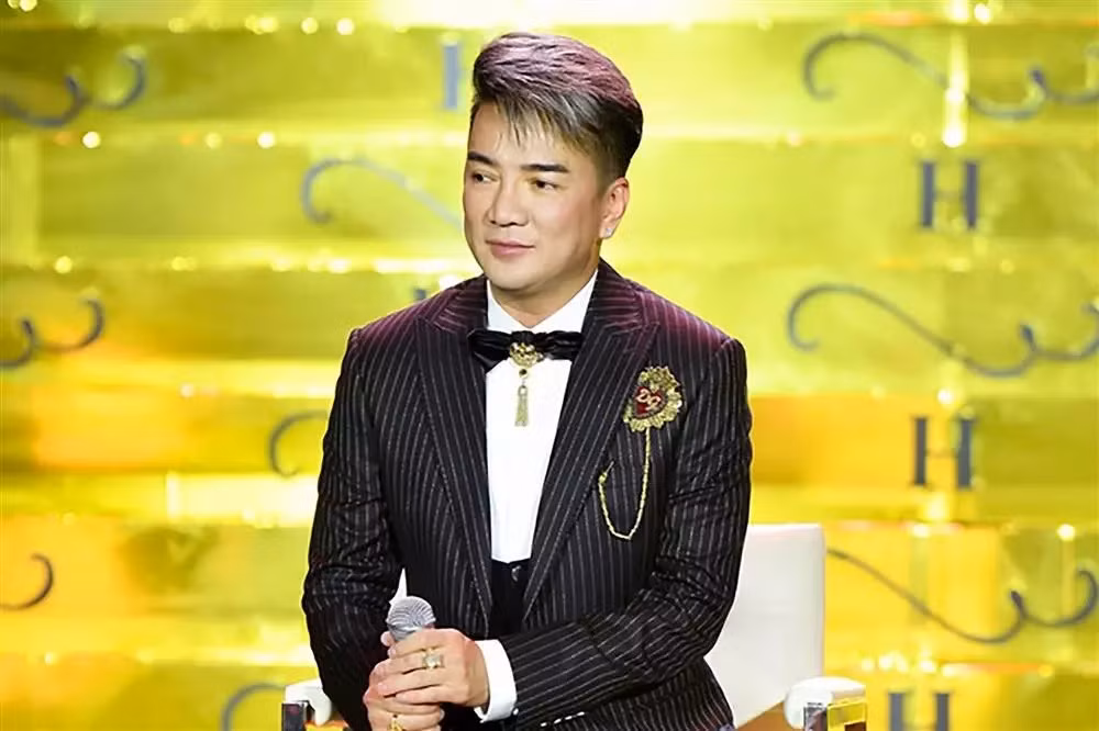 Một số khán giả cho rằng Đàm Vĩnh Hưng đã tự mặc định mình là “vua”, ngạo nghễ mang danh xưng từ sân khấu ra đời thực. Ảnh: Tiền phong