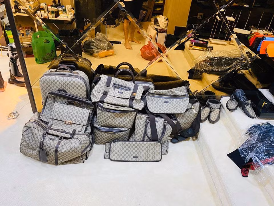 Ngoài bất động sản, Đàm Vĩnh Hưng còn nổi tiếng với kho hàng hiệu có giá trị đến vài chục tỷ đồng. Ảnh: FBNV