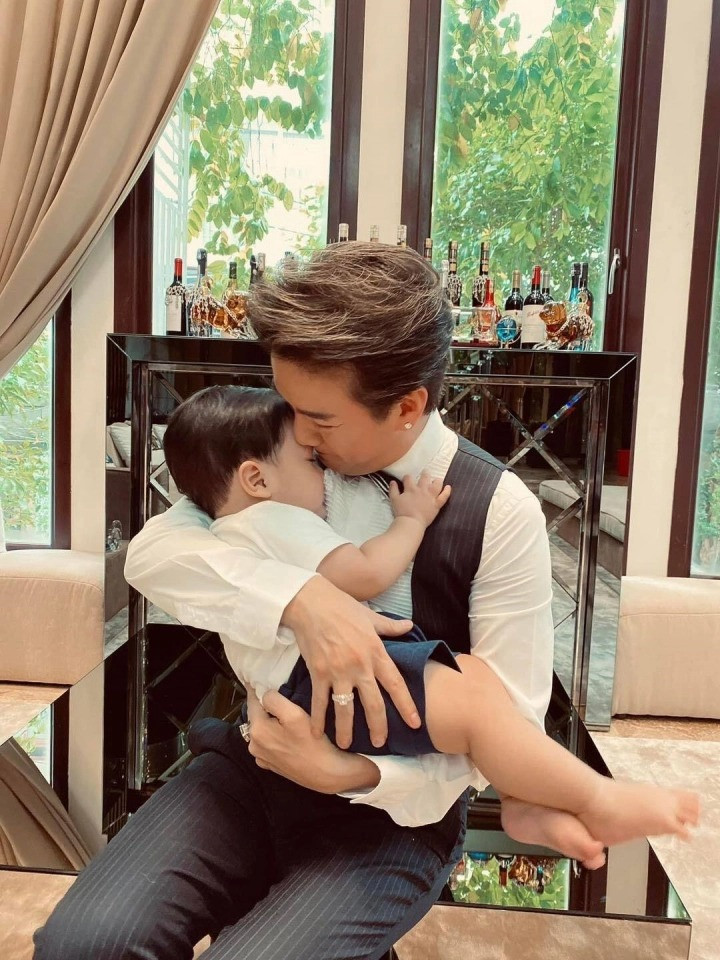 Mr Đàm từng tiết lộ khả năng kinh tế của mình đủ để ngồi không vẫn nuôi được con tới 20 tuổi. Tuy nhiên, anh khẳng định vẫn tiếp tục làm việc. Ảnh: FBNV