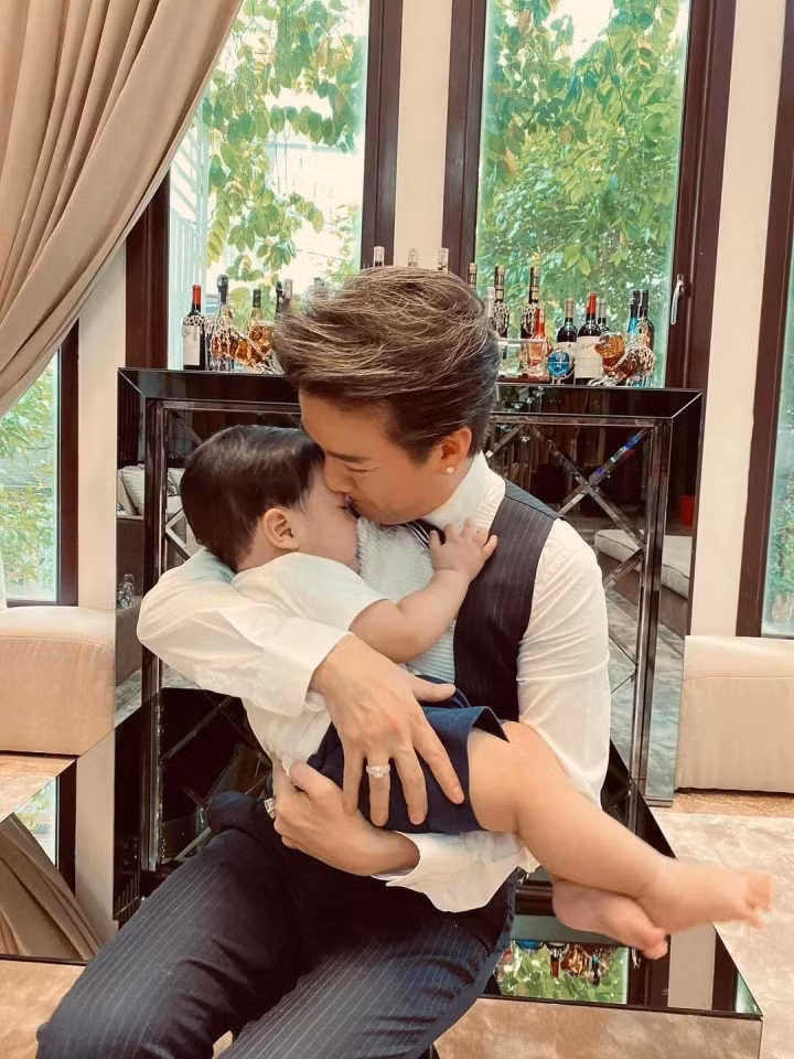 Mr Đàm từng tiết lộ khả năng kinh tế của mình đủ để ngồi không vẫn nuôi được con tới 20 tuổi. Tuy nhiên, anh khẳng định vẫn tiếp tục làm việc. Ảnh: FBNV