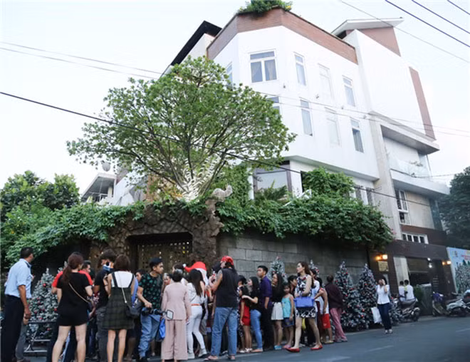 Một trong số đó chính là những căn nhà có giá trị không nhỏ ở cả Việt Nam và Mỹ. Căn nhà đầu tiên Đàm Vĩnh Hưng tậu hơn 10 năm trước là căn biệt thự tại cư xá Bắc Hải, quận 10, TP.HCM, có giá khoảng 60 tỷ đồng. Ảnh: FBNV