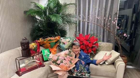 Cách đây không lâu, Mr Đàm bất ngờ chia sẻ hình ảnh trong một căn hộ cao cấp được cho là tại Hà Nội. Ảnh; FBNV