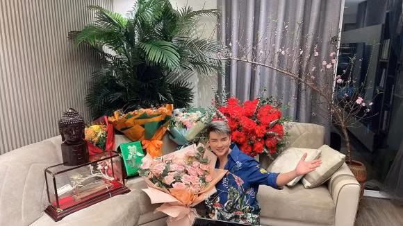 Cách đây không lâu, Mr Đàm bất ngờ chia sẻ hình ảnh trong một căn hộ cao cấp được cho là tại Hà Nội. Ảnh; FBNV