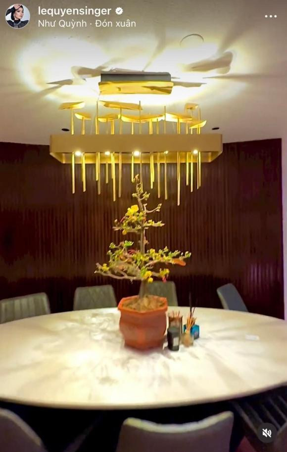 Ngoài căn biệt thự dát vàng ở Sài Gòn, ca sĩ Lệ Quyên còn sở hữu cả biệt thự ở Hà Nội. Đón Tết Quý Mão 2023, nữ ca sĩ chuẩn bị tươm tất cho ngôi nhà ở Hà Nội.