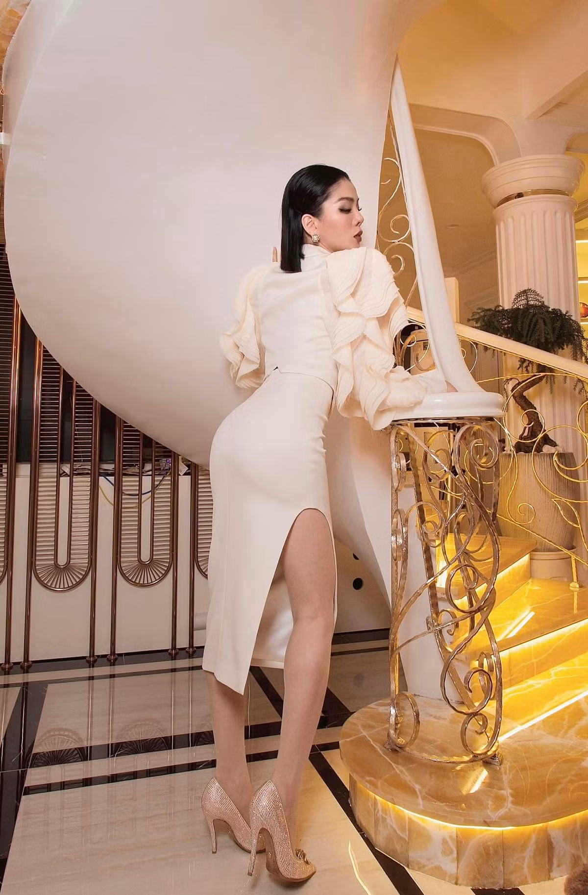 Ở bên trong, Lệ Quyên dát vàng cho cầu thang giúp tạo điểm nhấn.