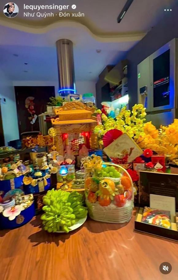 Lệ Quyên mua sắm đầy đủ trong nhà từ trái cây trưng ở bàn thờ đến rượu và trà bánh trong phòng khách.