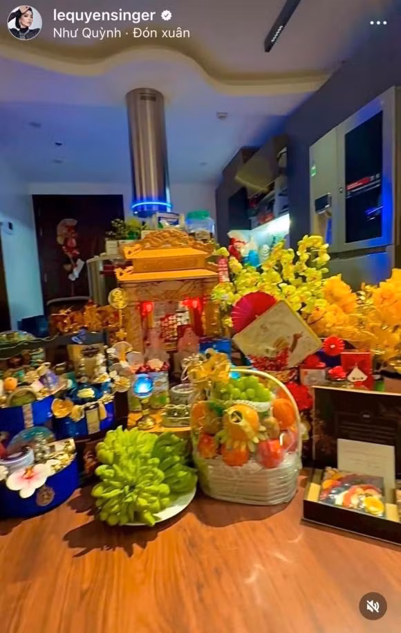 Lệ Quyên mua sắm đầy đủ trong nhà từ trái cây trưng ở bàn thờ đến rượu và trà bánh trong phòng khách.