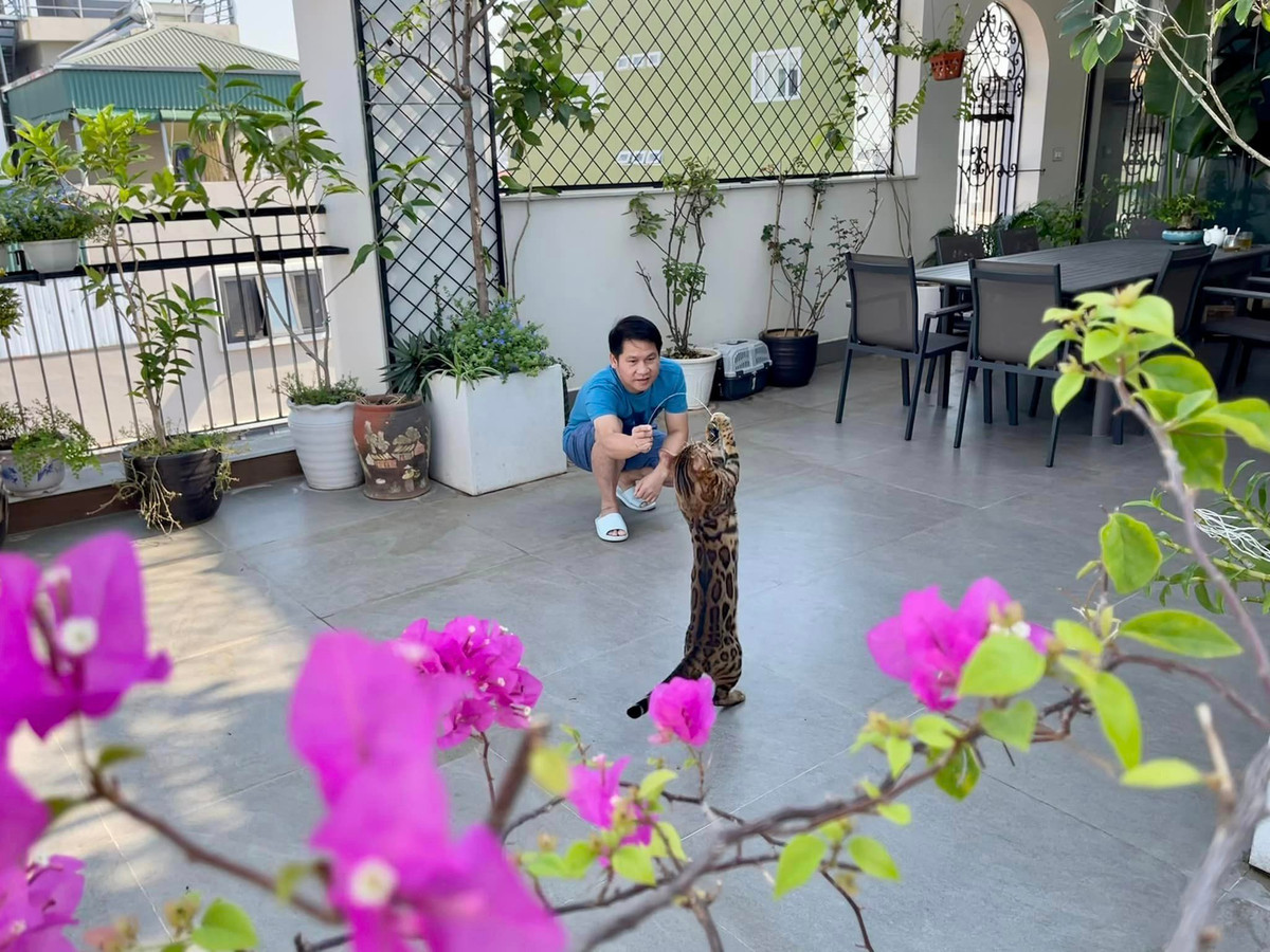Nam ca sĩ còn nuôi cả thú cưng trong nhà như chim, mèo. Nguồn ảnh: FBNV