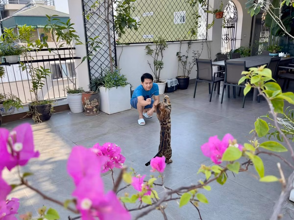 Nam ca sĩ còn nuôi cả thú cưng trong nhà như chim, mèo. Nguồn ảnh: FBNV