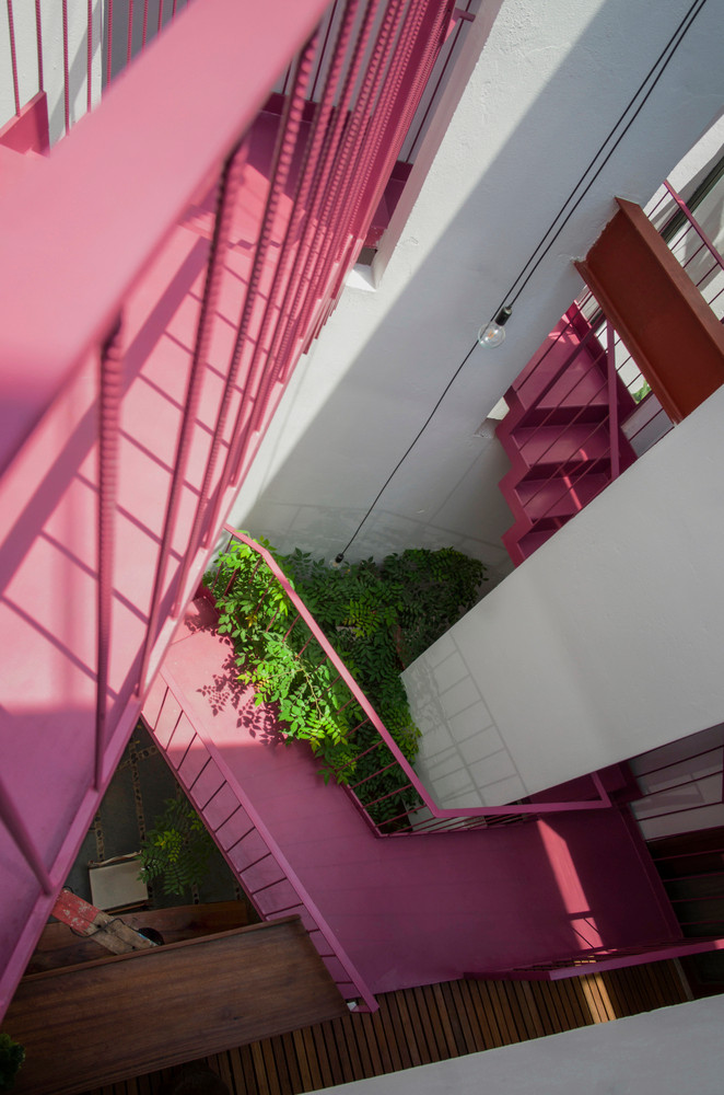 Cấu trúc của cầu thang xoáy ốc chạy quanh lõi không gian của nhà, vừa là điểm nhấn kiến trúc, vừa đồng thời tăng thêm “tiết diện” cho các không gian liên kết, kết nối các phòng chức năng cũng như các thành viên của gia đình ba thế hệ.