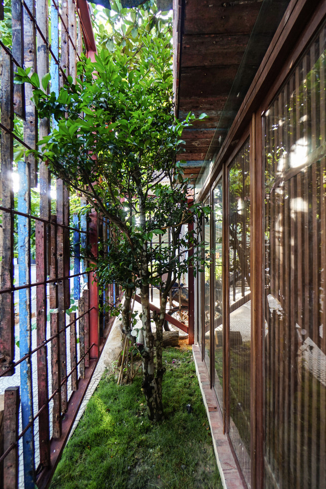 Được thiết kế cho một cặp vợ chồng trẻ cùng hai con và mẹ già nên các không gian chức năng được lập trình và sắp xếp để thích ứng với lối sống truyền thống.