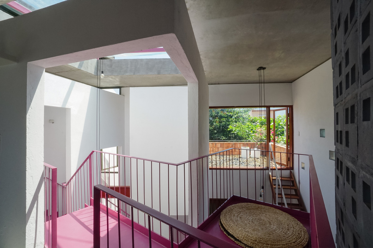 Cấu trúc không gian đặc biệt được hình thành từ ý tưởng gấp một tờ giấy lại liên tục từ đó tạo nên sự dẫn dắt không gian thu vào khoảng không ở giữa rồi từ đó lại mở bung ra các hướng kết hợp mảng xanh cho phép con người sống trong ngôi nhà kết nối với nhau và với thiên nhiên trong và ngoài ngôi nhà được hài hòa và bền vững. Nguồn ảnh: Nguyen Tuan Nghia