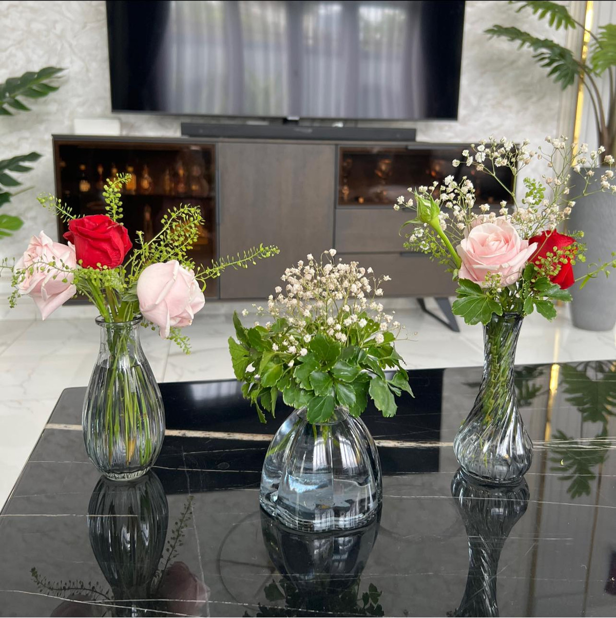 Nội thất trong nhà lấy những tông màu trắng, đen và ghi hòa trộn đầy hài hòa và sang chảnh.