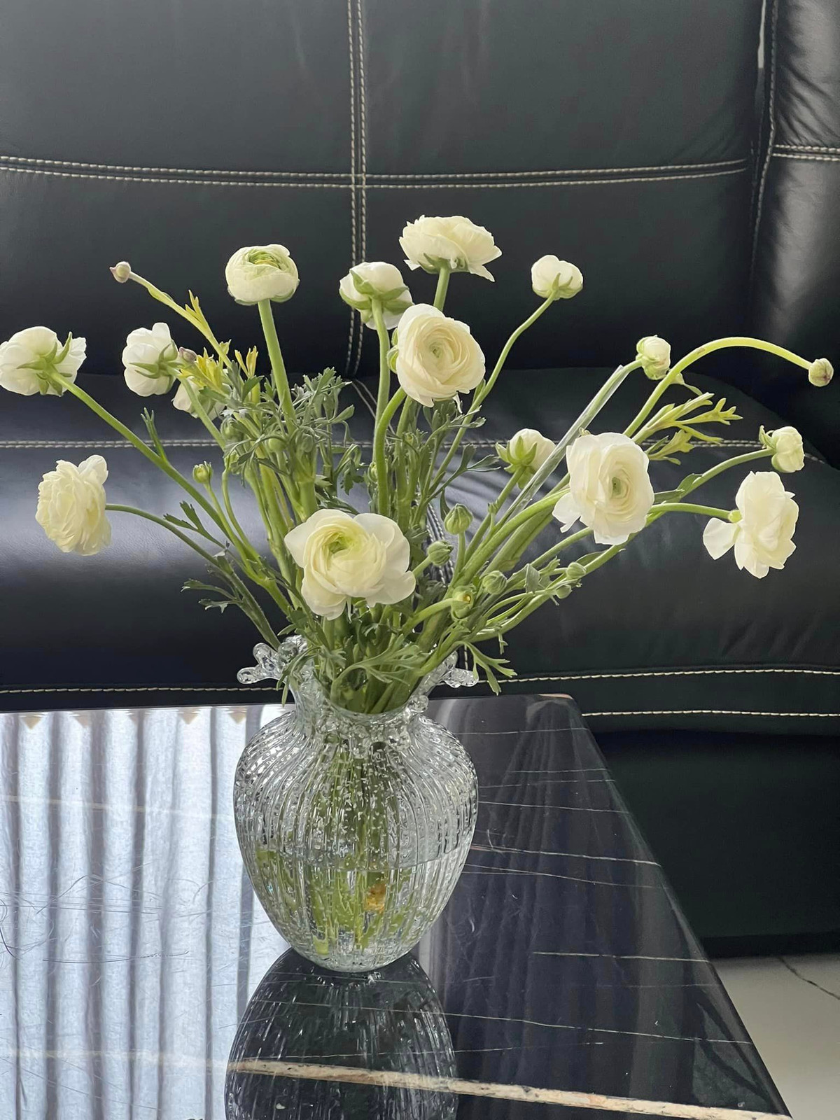 Nữ ca sĩ có thói quen cắm hoa vào những ngày cuối tuần.