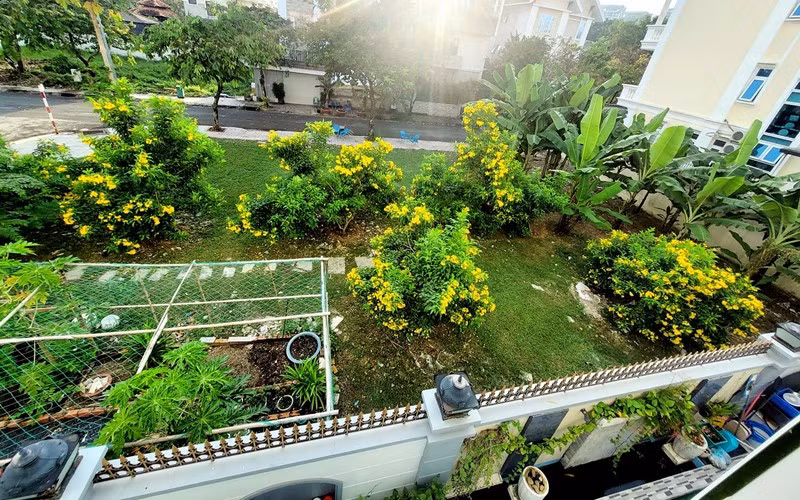 Trong nhà còn có khu vườn rộng rãi.