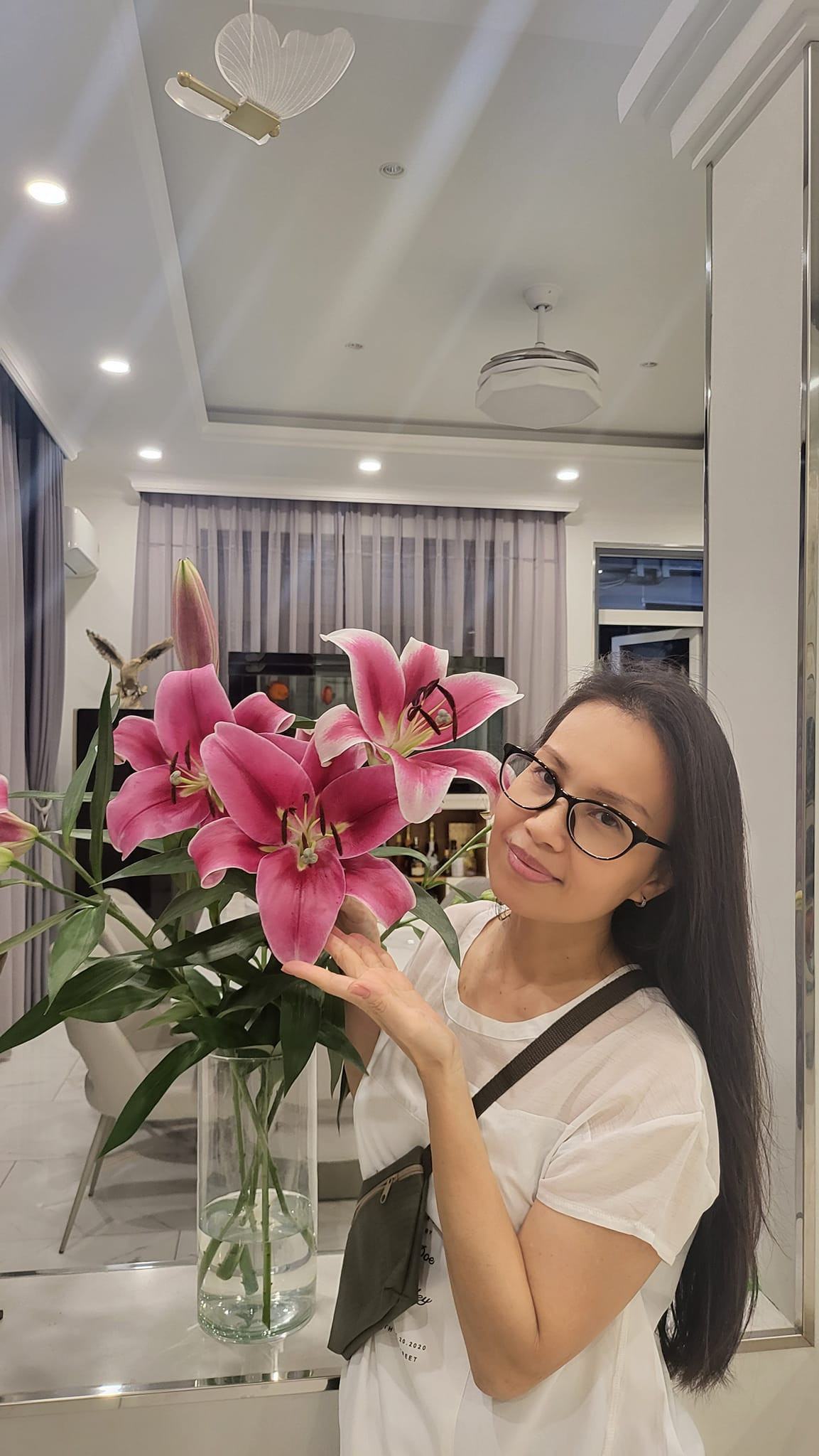 Sau nhiều năm hoạt động nghệ thuật, ca sĩ Cẩm Ly giờ đây lựa chọn lối sống giản dị, kín tiếng bên ông xã Minh Vy trong căn biệt thự 20 tỷ.