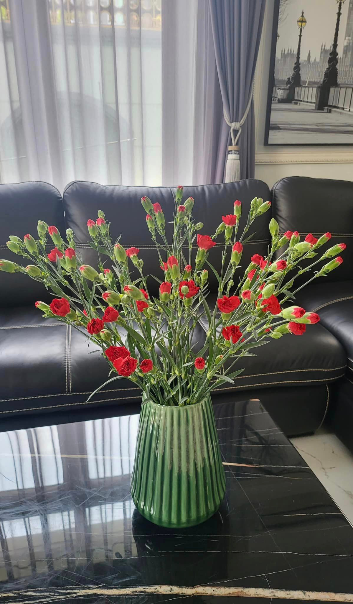 Để làm đẹp thêm không gian sống, Cẩm Ly trang trí rất nhiều bình hoa tươi.