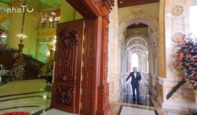 Cửa ra vào sảnh chính được làm bằng gỗ gõ đỏ, chạm trổ hoa văn cầu kỳ. Ảnh: chụp màn hình NhaTo